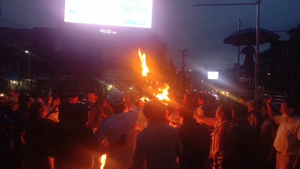 पृथ्वीनारायण शाहको प्रतिमा हटाएको विरोधमा पोखराका मेयरको पुत्ला दहन